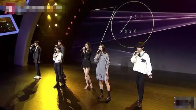 周冬雨|北电70周年校庆现场亮点：周冬雨后台吃点心，杨幂台下忙打电话