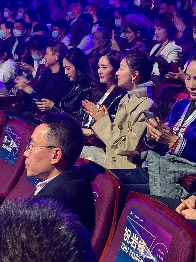 周冬雨|北电70周年校庆现场亮点：周冬雨后台吃点心，杨幂台下忙打电话