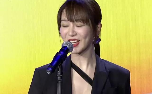 周冬雨|北电70周年校庆现场亮点：周冬雨后台吃点心，杨幂台下忙打电话