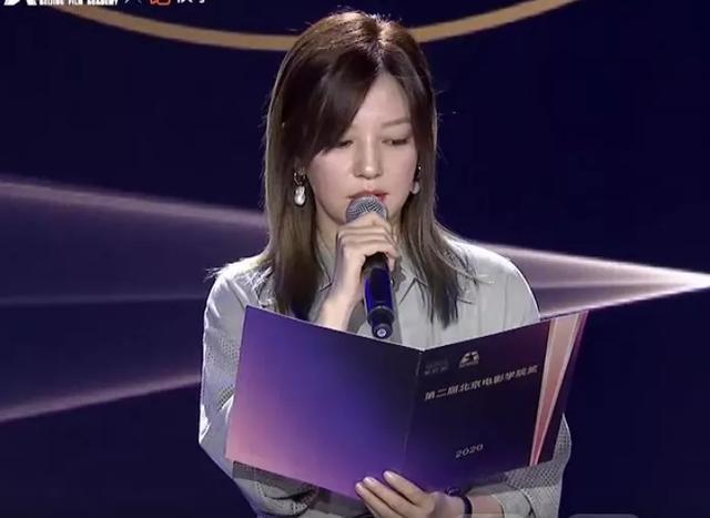 周冬雨|北电70周年校庆现场亮点：周冬雨后台吃点心，杨幂台下忙打电话