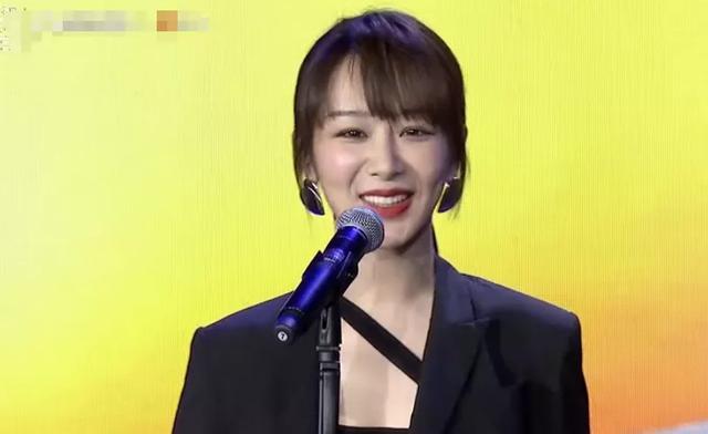 周冬雨|北电70周年校庆现场亮点：周冬雨后台吃点心，杨幂台下忙打电话