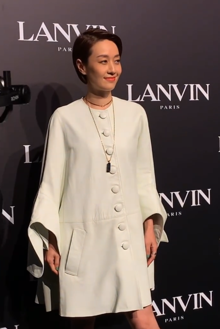 章子怡|章子怡产后首现身秀场，与马伊琍佘诗曼比美，生图曝光脸部干瘦显皱纹