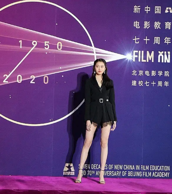 杨幂|北电校庆历代花旦同台比美！杨幂发际线瞩目，杨紫透明裙暴露腿粗