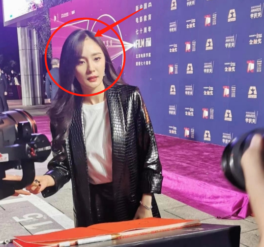 杨幂|北电校庆历代花旦同台比美！杨幂发际线瞩目，杨紫透明裙暴露腿粗