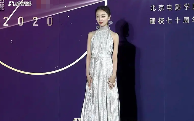 杨幂|北电校庆历代花旦同台比美！杨幂发际线瞩目，杨紫透明裙暴露腿粗