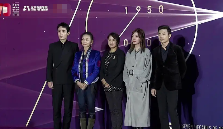 杨幂|北电校庆历代花旦同台比美！杨幂发际线瞩目，杨紫透明裙暴露腿粗