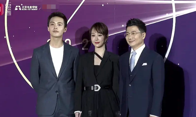 杨幂|北电校庆历代花旦同台比美！杨幂发际线瞩目，杨紫透明裙暴露腿粗