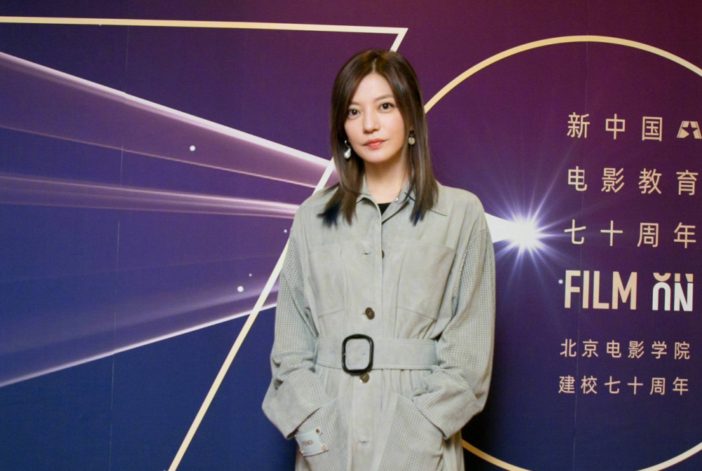 杨幂|北电校庆历代花旦同台比美！杨幂发际线瞩目，杨紫透明裙暴露腿粗