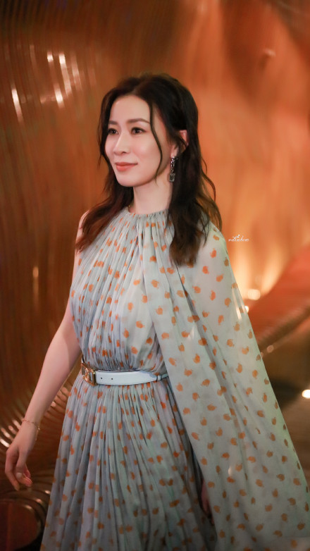 章子怡|章子怡产后首现身秀场，与马伊琍佘诗曼比美，生图曝光脸部干瘦显皱纹