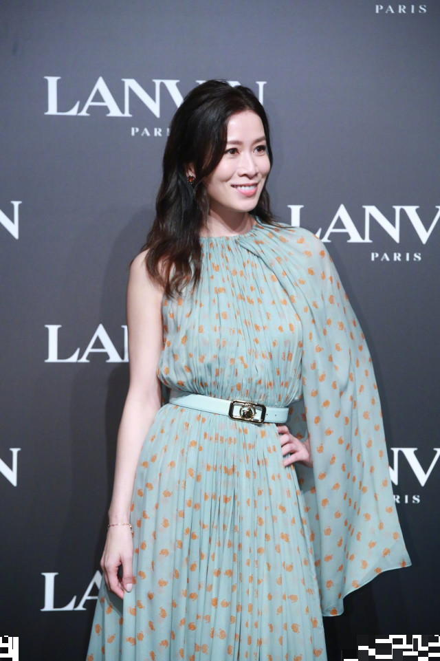 章子怡|章子怡产后首现身秀场，与马伊琍佘诗曼比美，生图曝光脸部干瘦显皱纹