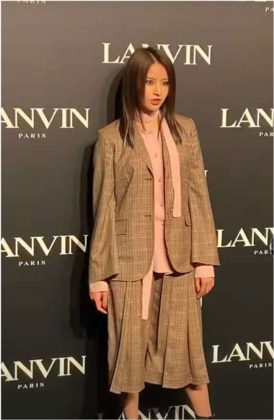 章子怡|章子怡产后首现身秀场，与马伊琍佘诗曼比美，生图曝光脸部干瘦显皱纹