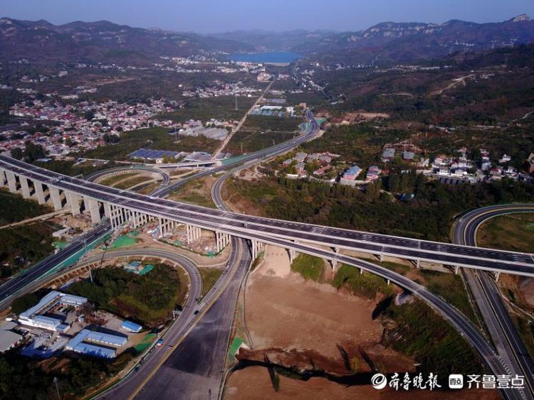 周青先)17日,航拍将于本月内通车的济泰高速济南段