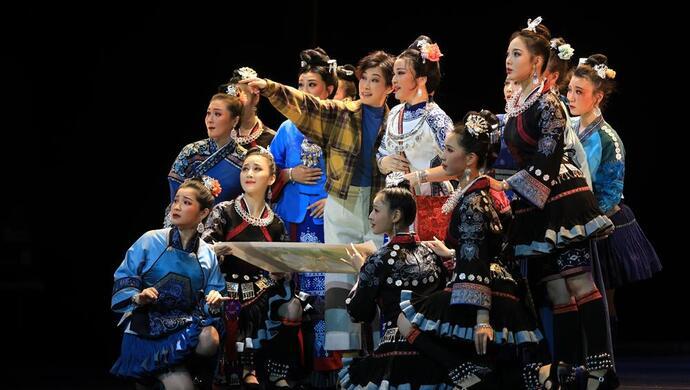 山海情深|第七个全国扶贫日，这群“苗族姑娘”在中国上海国际艺术节走秀