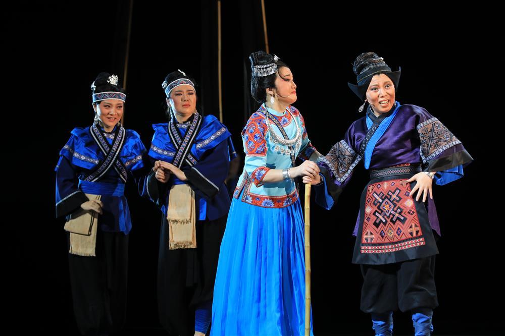 山海情深|第七个全国扶贫日，这群“苗族姑娘”在中国上海国际艺术节走秀