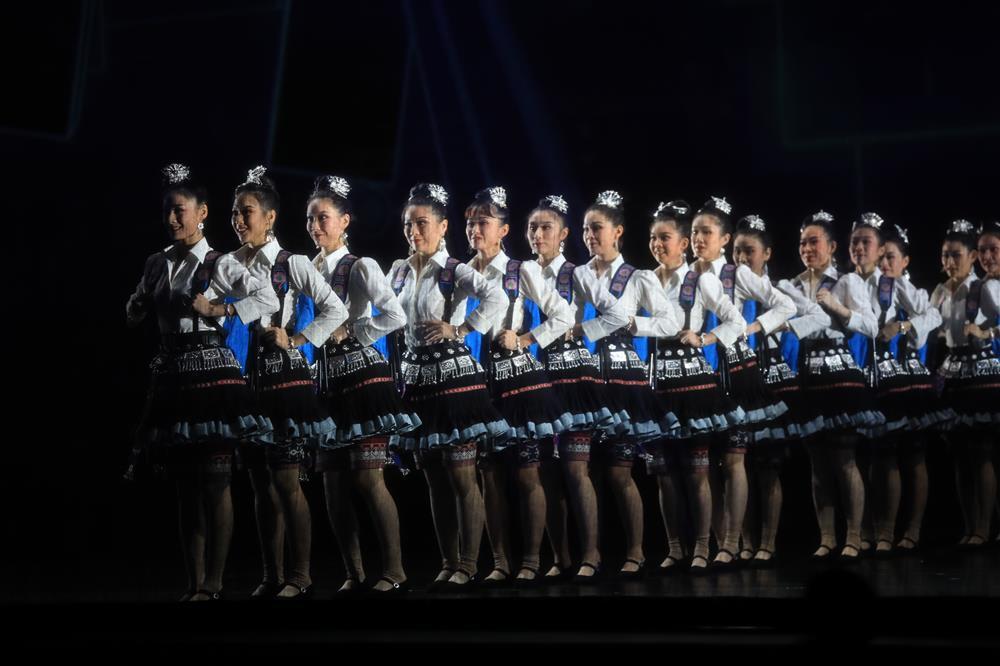 山海情深|第七个全国扶贫日，这群“苗族姑娘”在中国上海国际艺术节走秀