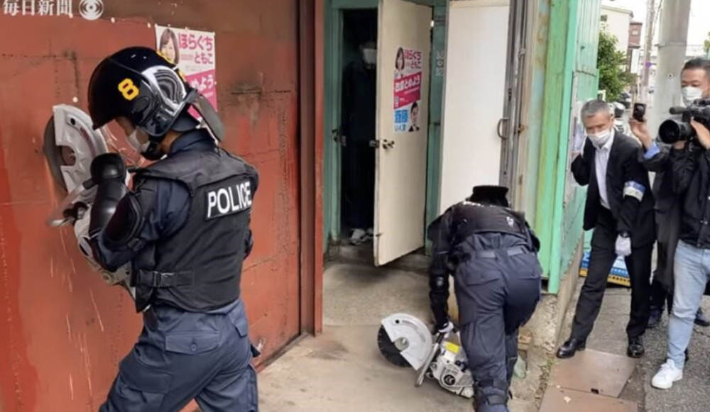 日本警察搜查据点竟还乖乖排队让坏人量体温