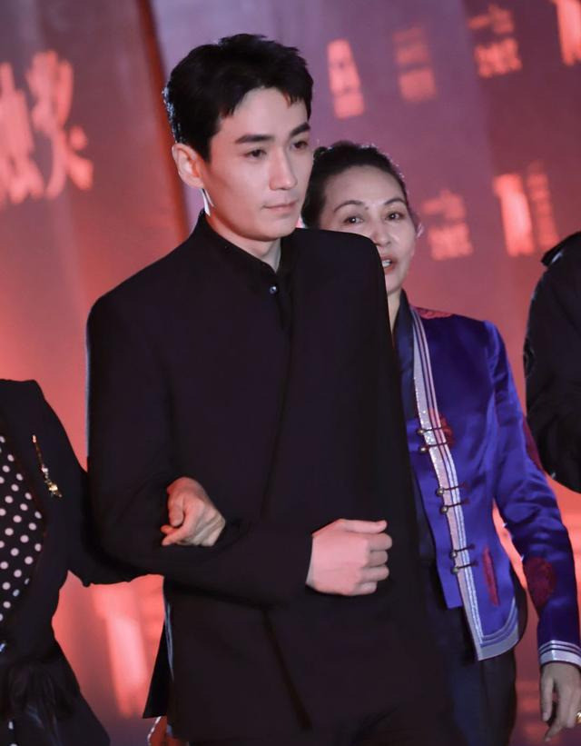 朱一龙|隐婚风波后，朱一龙现身北影校庆，笑容灿烂精神饱满！