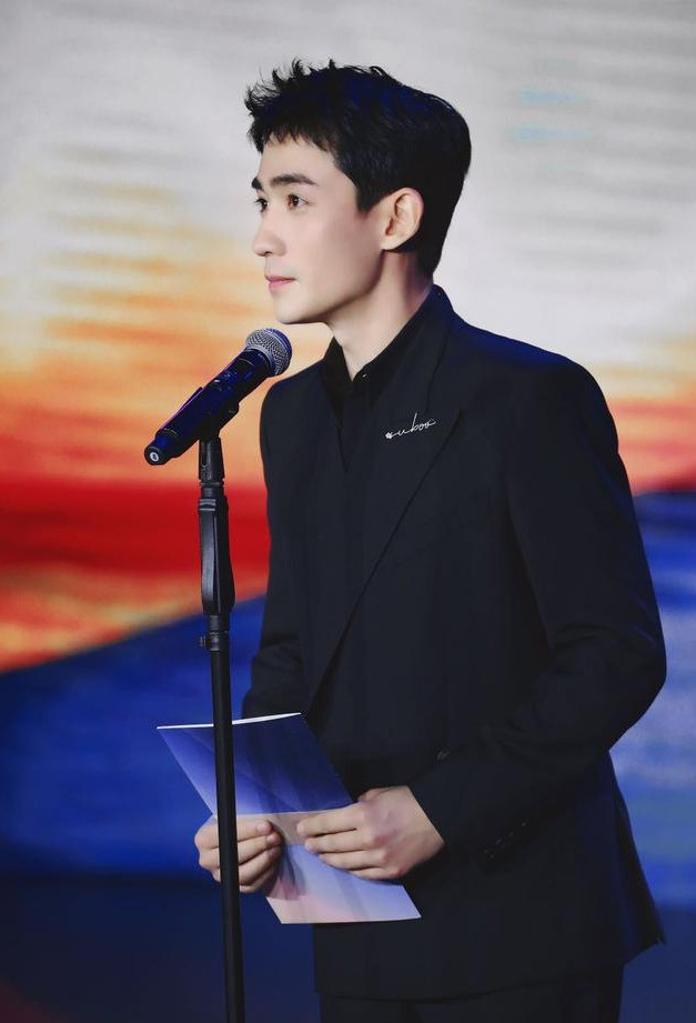 朱一龙|隐婚风波后，朱一龙现身北影校庆，笑容灿烂精神饱满！