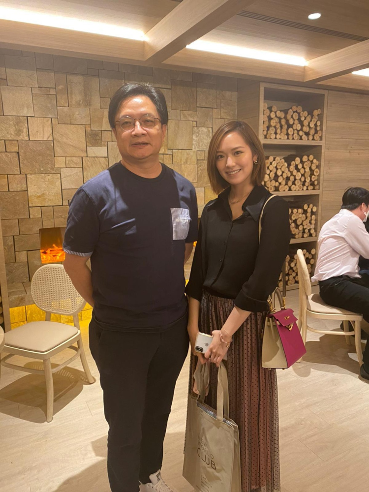 徐濠萦约刘鸣炜登山冯盈盈与郑衍峰罕同框强大山友圈曝光