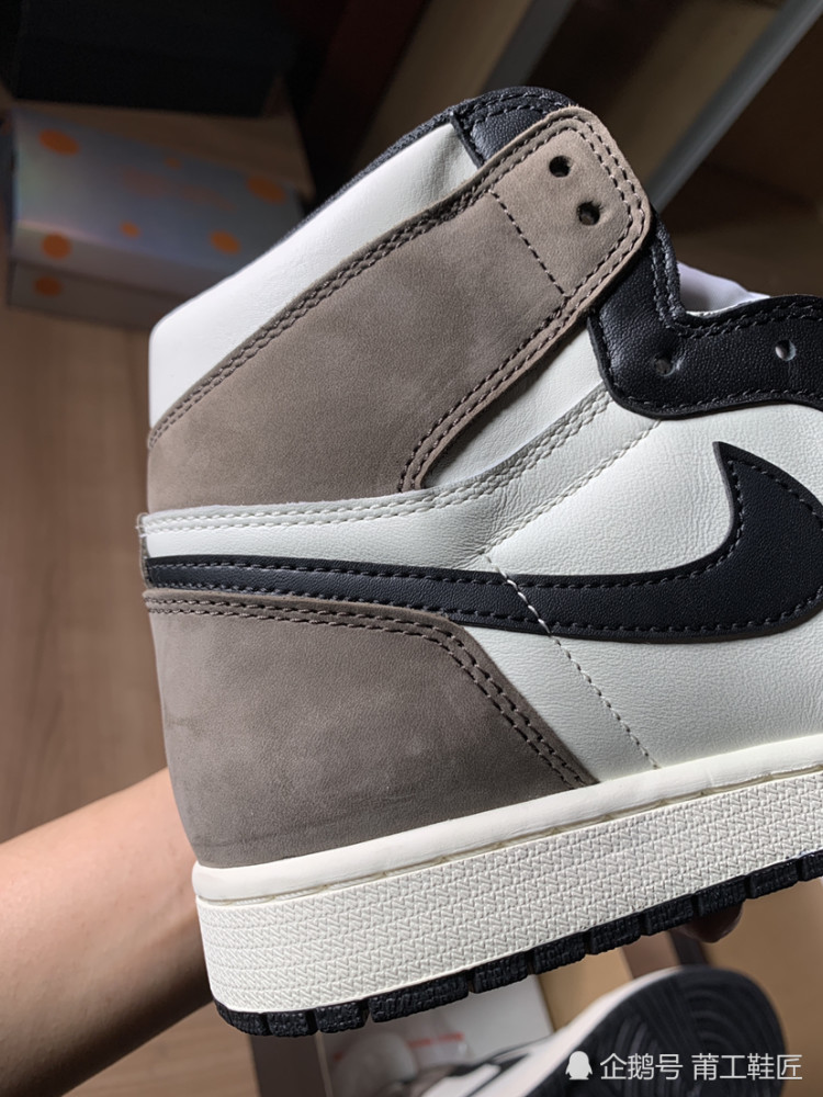 人送外号小倒钩的aj1黑摩卡,十月底发售!