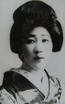 为了弄清楚事情的真相,张钰决定寻找专家,对方姥的身世进行考证.