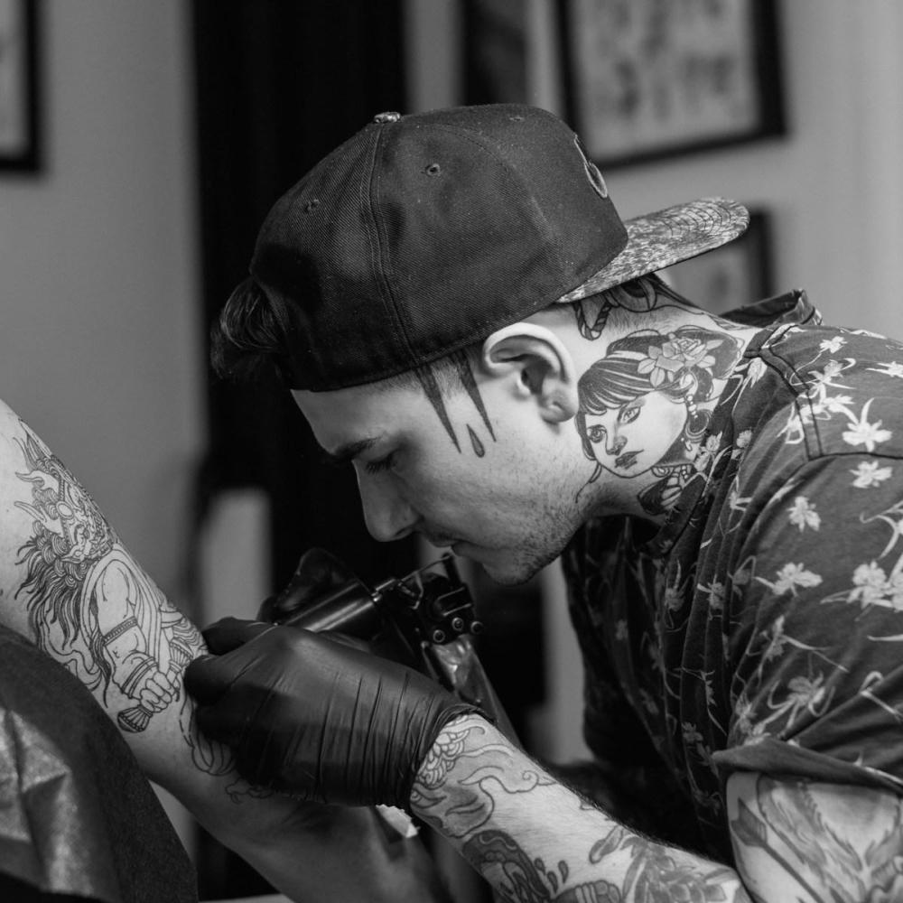 "真脑洞大开"美国纹身师在好友头上"打洞"惊呆众人眼_腾讯新闻