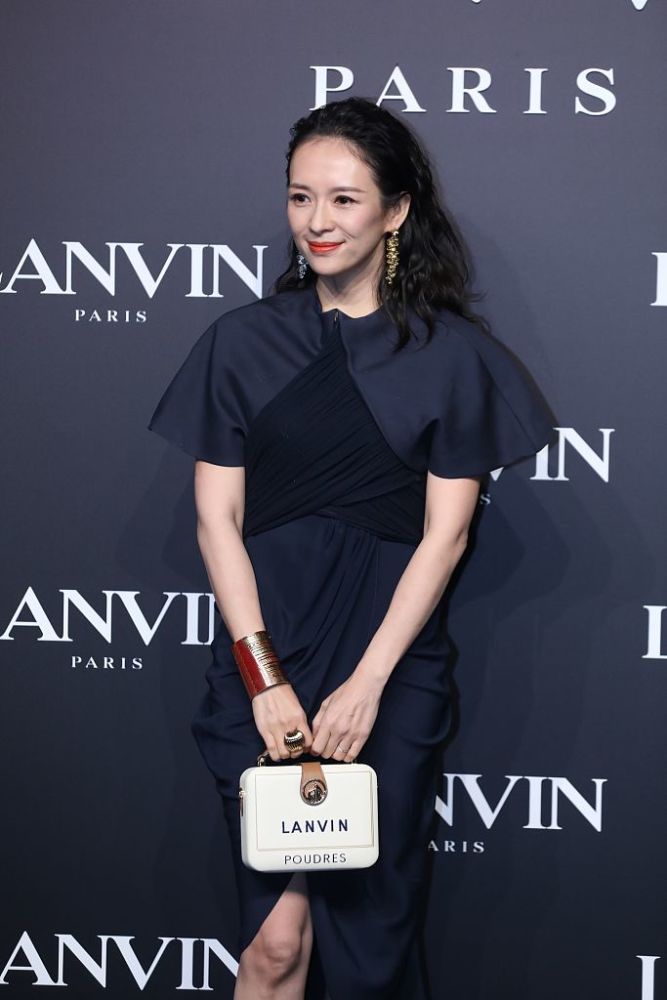 章子怡|章子怡二胎产子后首现身 穿鱼尾裙叉腰摆pose状态好