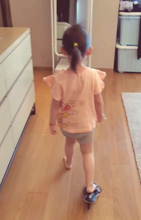 孙怡|孙怡晒母女合照秀幸福，大福罕露正脸，长相和爸爸似复制粘贴