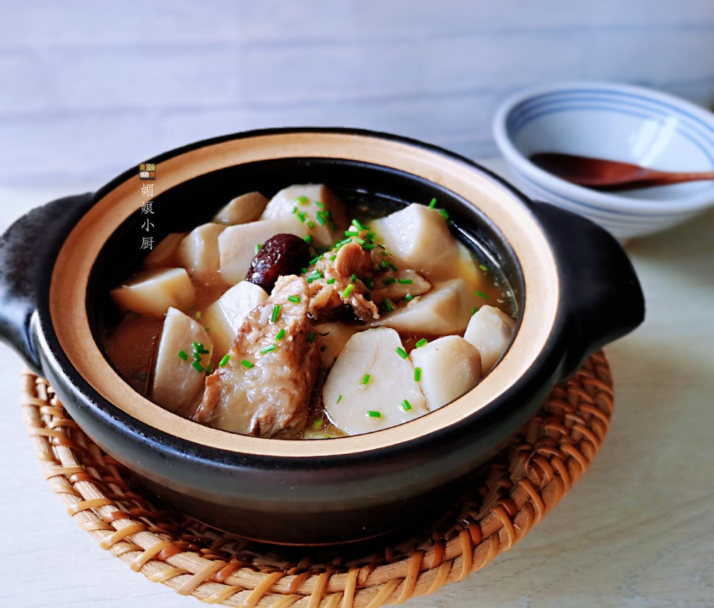 排骨炖芋头老家有句俗话"八月开芋仓",意思是农历八月大家下地挖