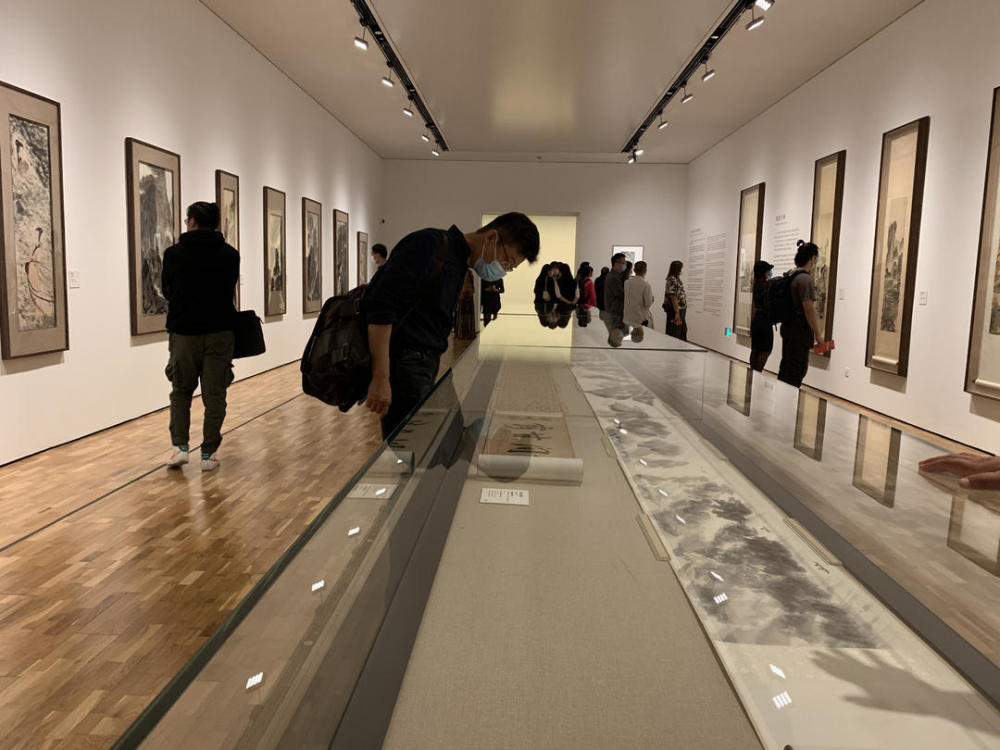 龙美术馆|人山人海，花山花海！因为他，今天龙美术馆方圆百里鲜花都被买空了