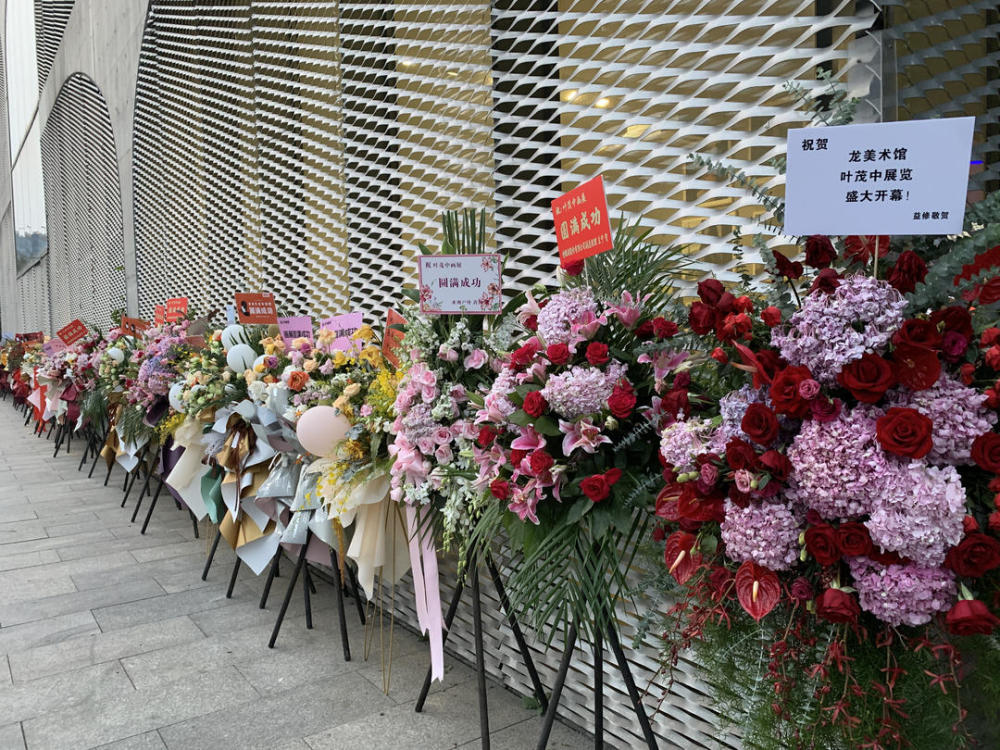 龙美术馆|人山人海，花山花海！因为他，今天龙美术馆方圆百里鲜花都被买空了