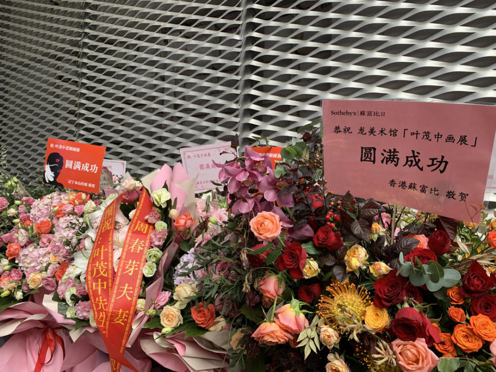 龙美术馆|人山人海，花山花海！因为他，今天龙美术馆方圆百里鲜花都被买空了