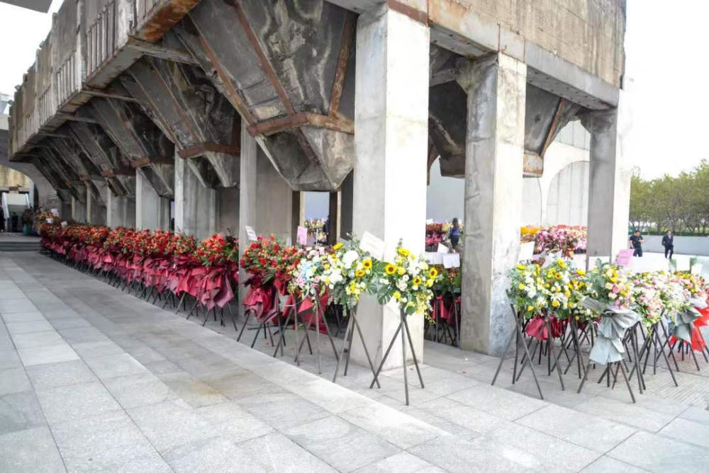 龙美术馆|人山人海，花山花海！因为他，今天龙美术馆方圆百里鲜花都被买空了