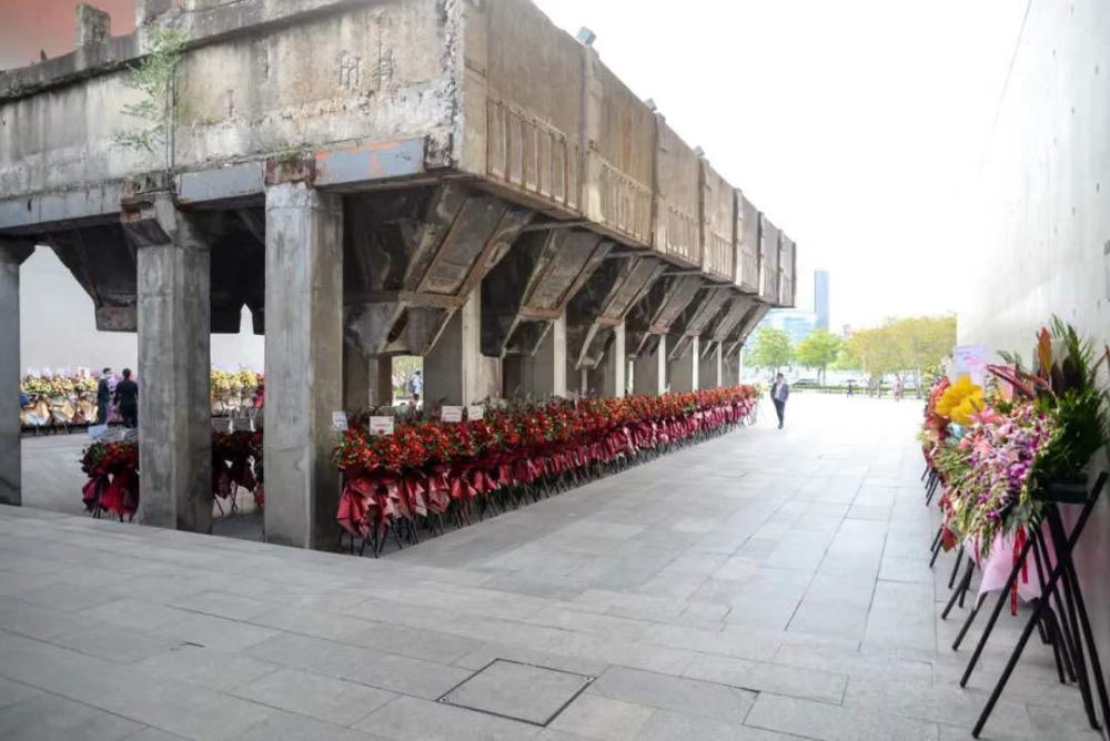 龙美术馆|人山人海，花山花海！因为他，今天龙美术馆方圆百里鲜花都被买空了