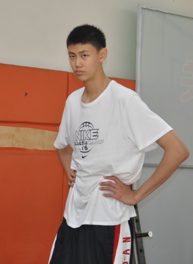 李楠的开门黑首秀输球自己儿子没上场队友同龄儿子发挥出色