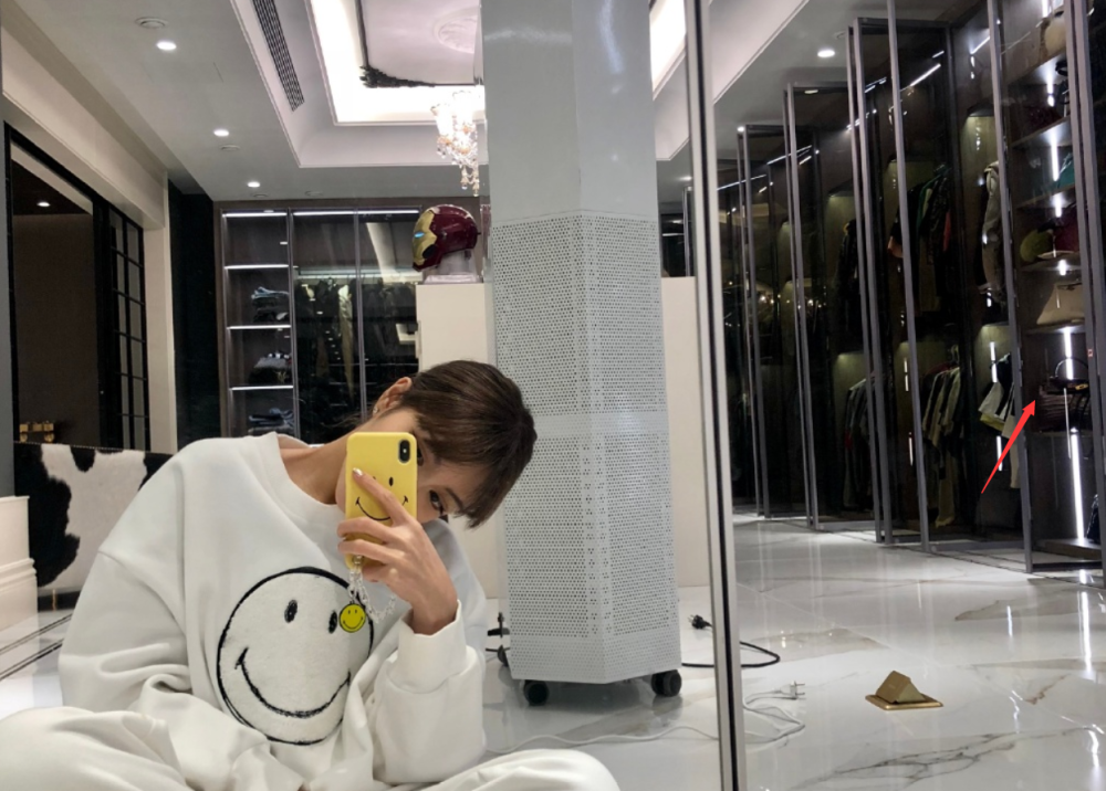 周扬青|真名媛！周扬青深夜晒自拍，曝光奢华衣帽间，比普通住宅客厅还大