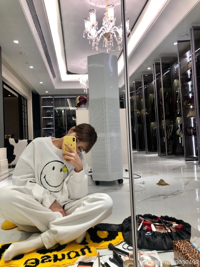 周扬青|真名媛！周扬青深夜晒自拍，曝光奢华衣帽间，比普通住宅客厅还大