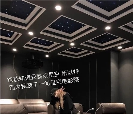 周扬青|真名媛！周扬青深夜晒自拍，曝光奢华衣帽间，比普通住宅客厅还大