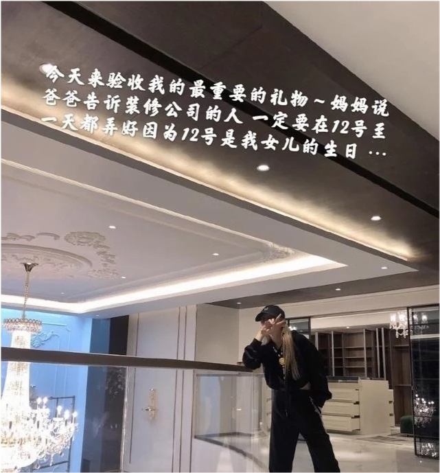 周扬青|真名媛！周扬青深夜晒自拍，曝光奢华衣帽间，比普通住宅客厅还大