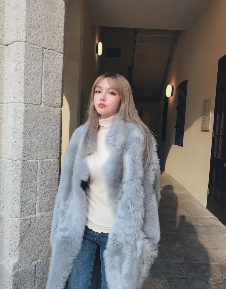 周扬青|真名媛！周扬青深夜晒自拍，曝光奢华衣帽间，比普通住宅客厅还大