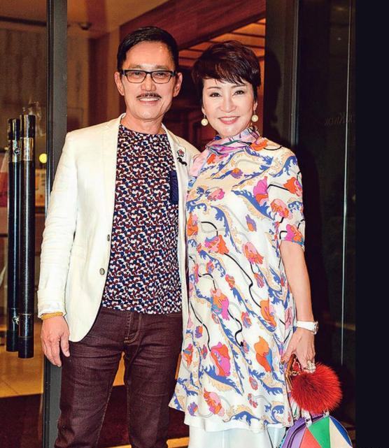 69岁的狄波拉装扮似少女,离了谢贤,新老公小11岁更惬意