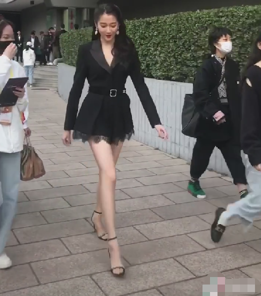都说关晓彤的腿又细又长,与助理并排走时,这才是真"腿精"