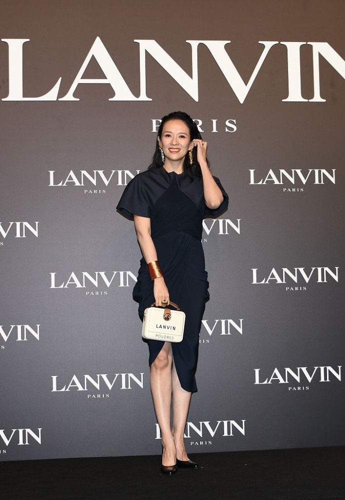 章子怡|章子怡二胎产子后首现身 穿鱼尾裙叉腰摆pose状态好