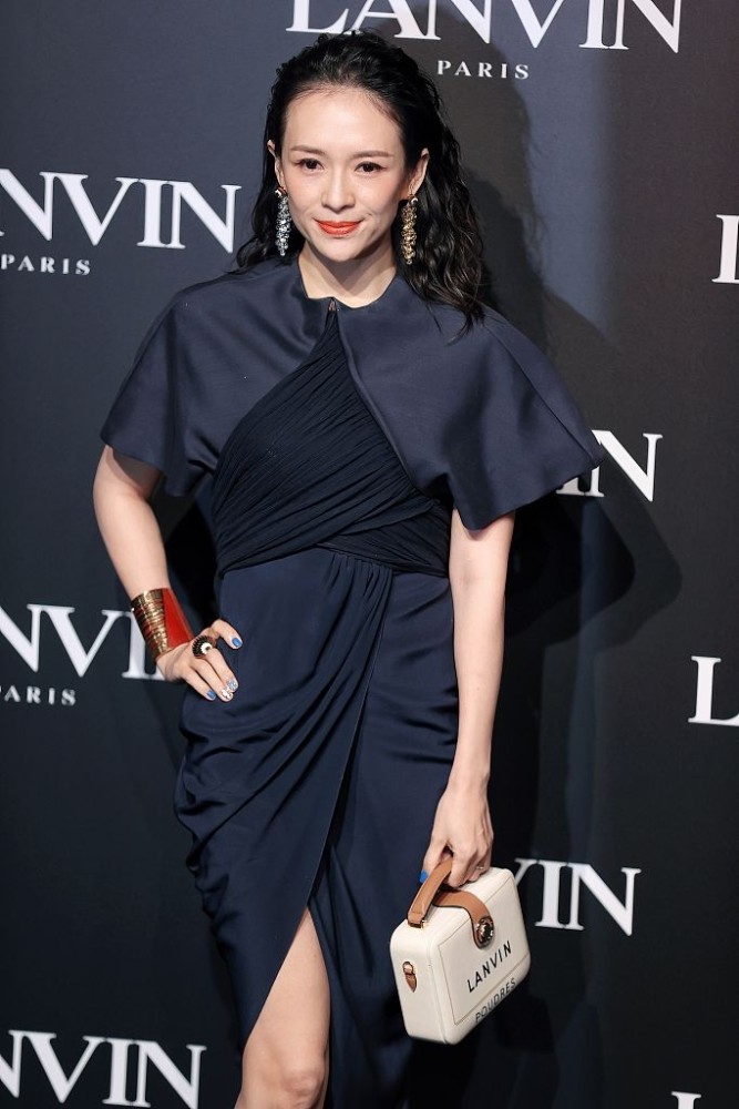 章子怡|章子怡二胎产子后首现身 穿鱼尾裙叉腰摆pose状态好