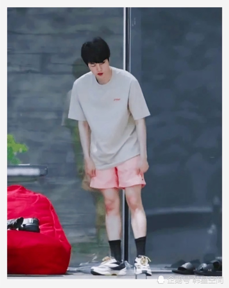 bts防弹少年团|BTS防弹少年团金硕珍，不愧是保守Boy，能露的只有膝盖了吧！