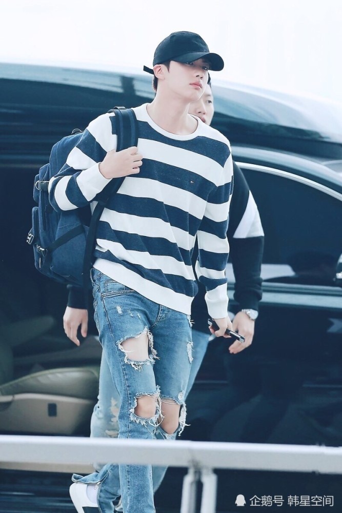 bts防弹少年团|BTS防弹少年团金硕珍，不愧是保守Boy，能露的只有膝盖了吧！