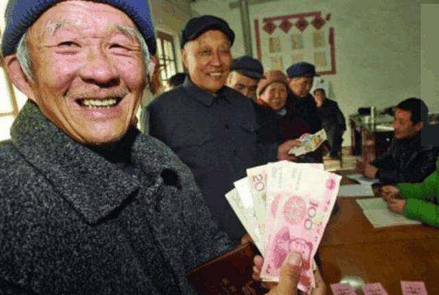 农民收入低养老金一个月只有一百多应该增加吗洗脚上田难