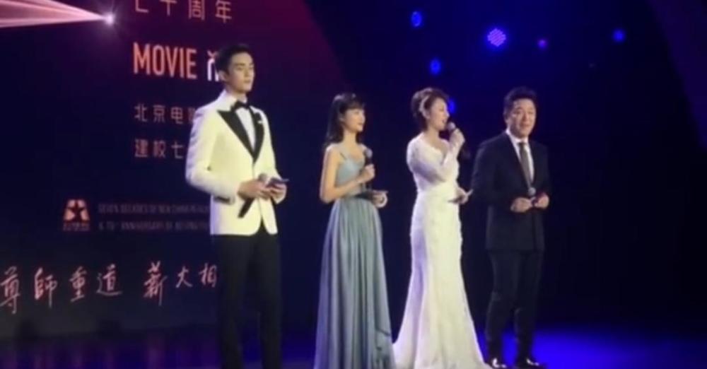 我和我的家乡|我和我的家乡破24亿，杨紫黑色透视装显知性，走起路来太带风