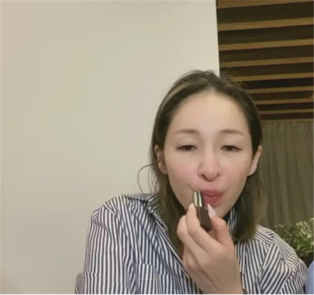 萧亚轩|萧亚轩再次直播，眼神游离且疲惫，精神气全无