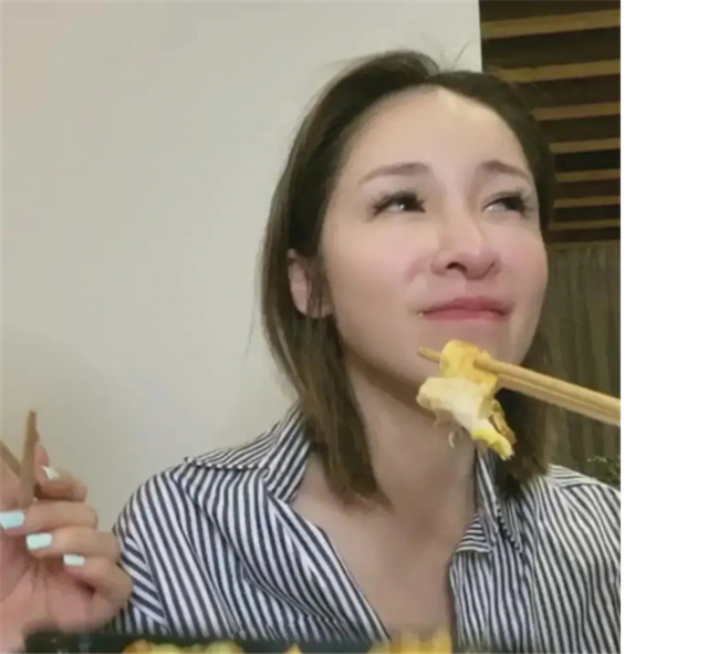 萧亚轩|萧亚轩再次直播，眼神游离且疲惫，精神气全无